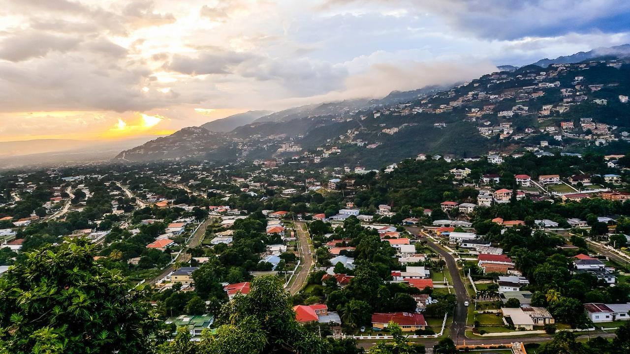 Above The City Lights Kingston Esterno foto